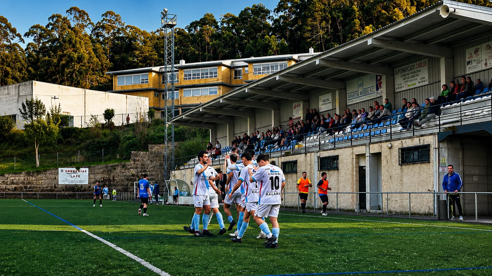 Jugadores del FC Cruceiro do Hío celebrando, en Cangas