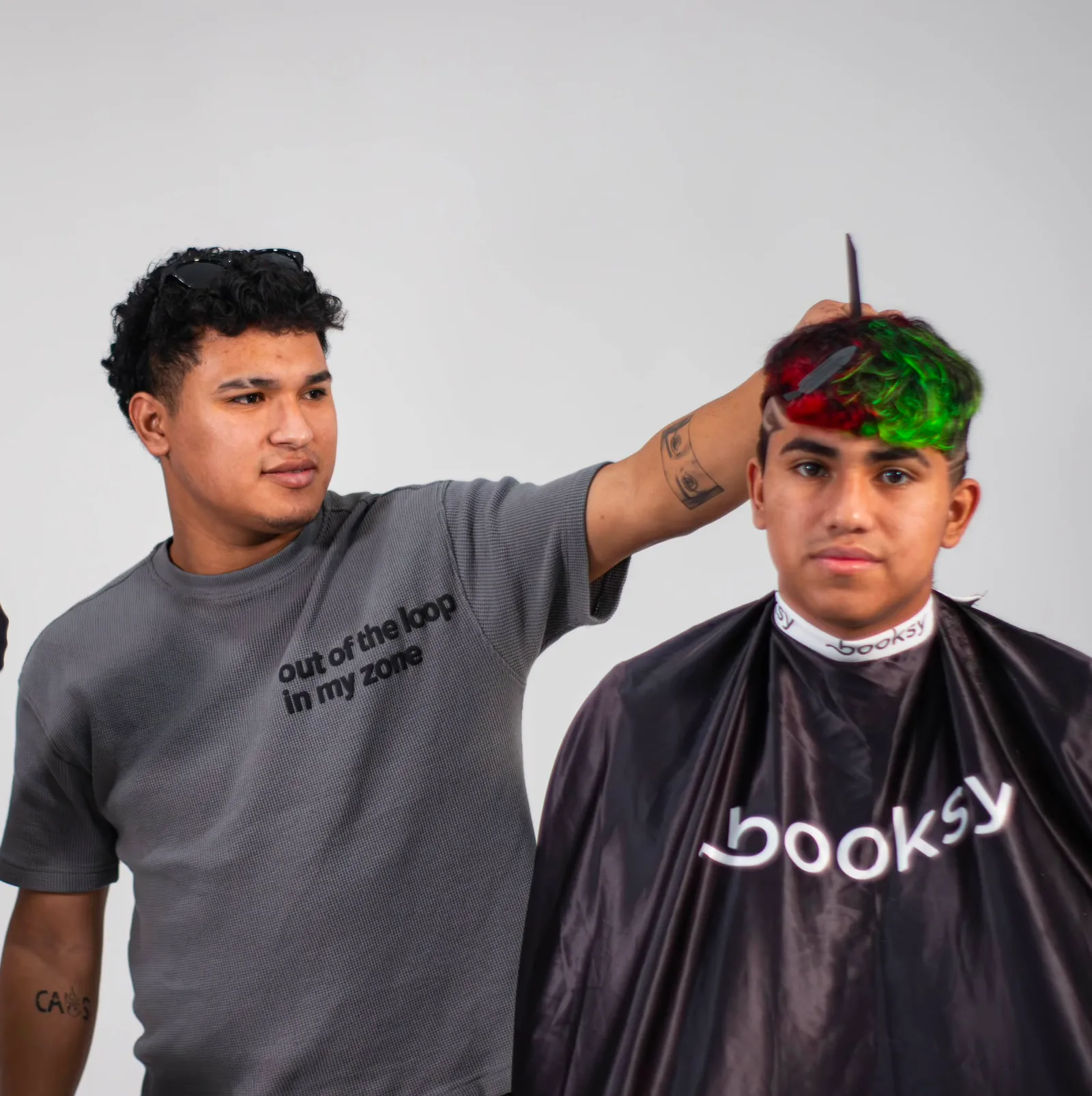 Manuel, de Manubarber, en su barbería de Cangas